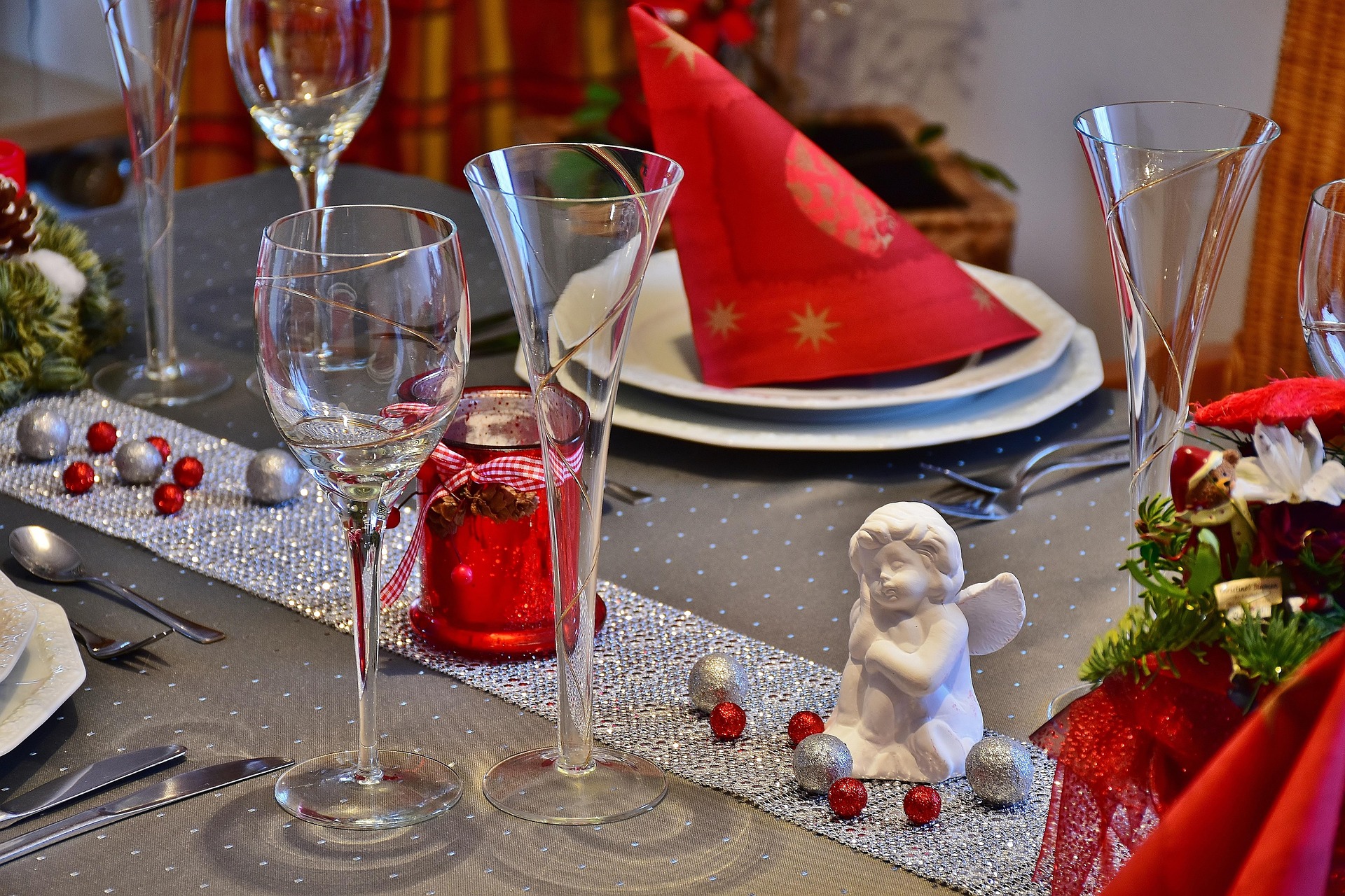 Festlich gedeckter Weihnachtstisch